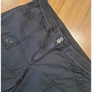 Chico’s Size 1.5 M Black Cargo Pants Snap Roll Up Capri Crop Ultimate Fit EUC